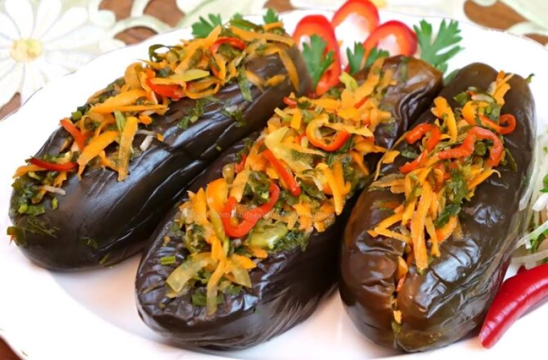 Квашеные баклажаны с морковью и чесноком