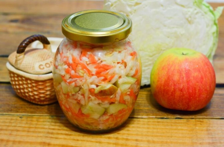 Квашеная капуста с яблоками