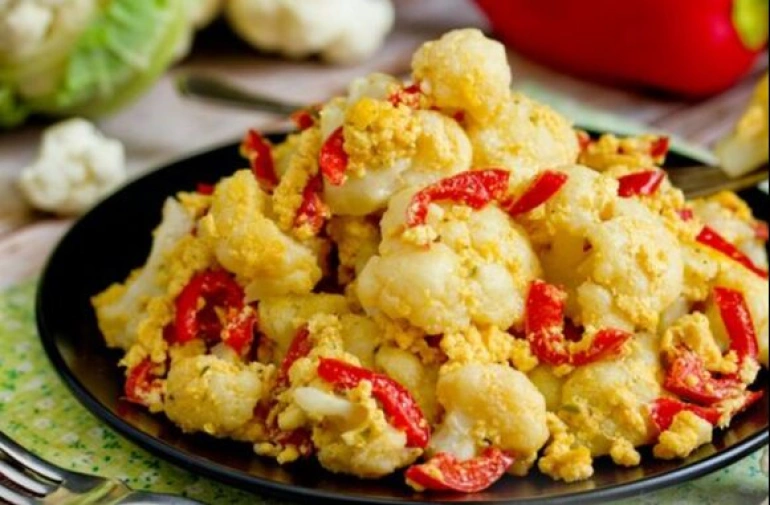 Цветная капуста с болгарским перчиком, куриными яйцами и твердым сыром