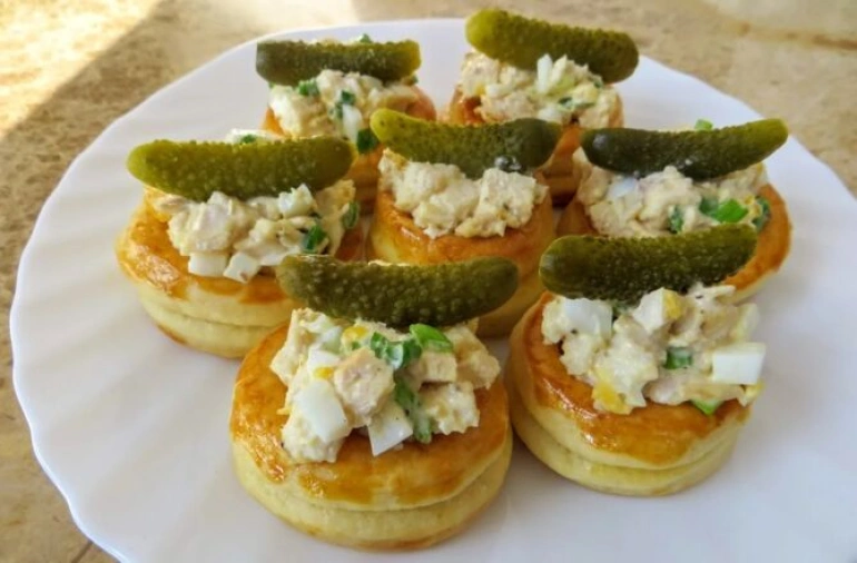 Волованы с курочкой, яйцами и маринованными корнишонами