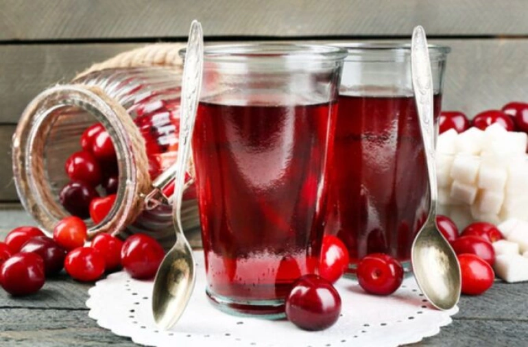 Домашний вишневый компот с лимоном 