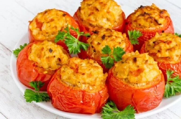 Помидоры, фаршированные курицей и рисом, запеченные в духовом шкафу