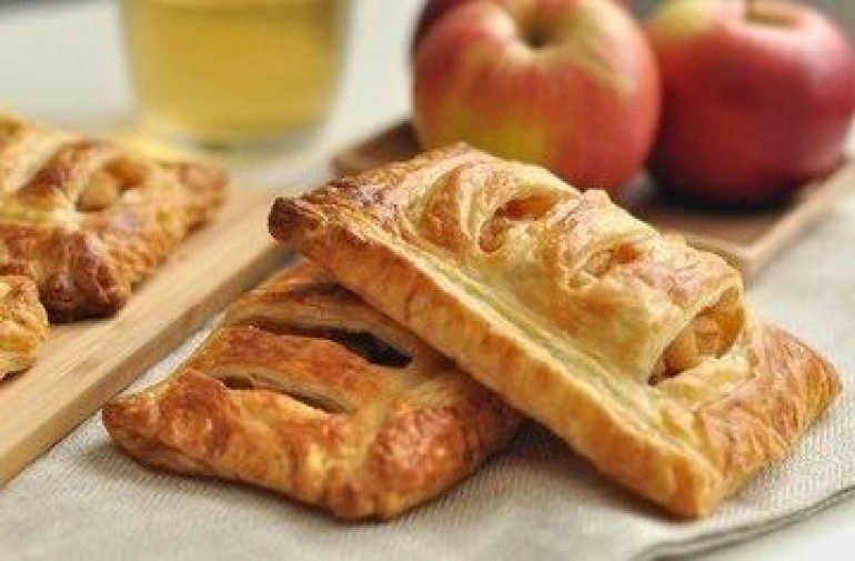 Слойки с яблоком и корицей