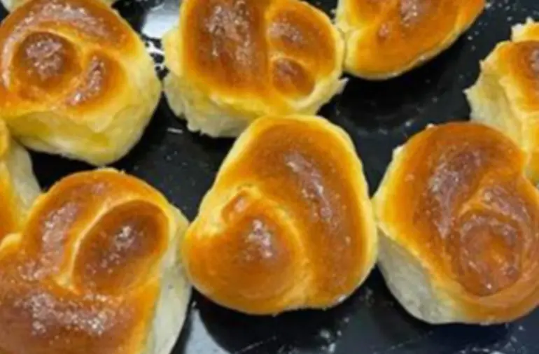 Сдобные булочки с сахаром