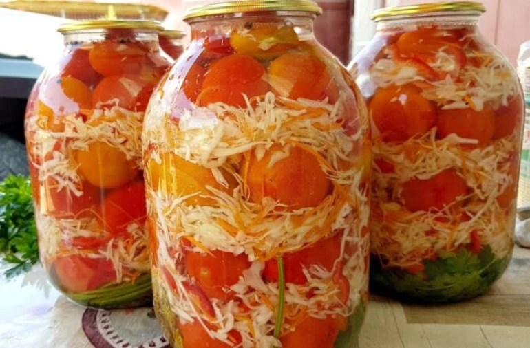 Консервированные помидоры с капустой, морковью и сладким перцем