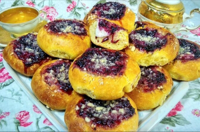 Ватрушки с ягодами из дрожжевого теста (на кефире)