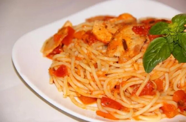 Паста с курицей и сыром в томатном соусе