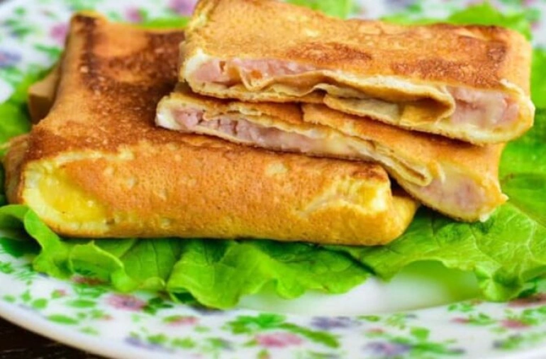 Яичные конвертики с сыром и ветчиной