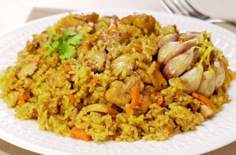 Рассыпчатый плов с куриным мясом