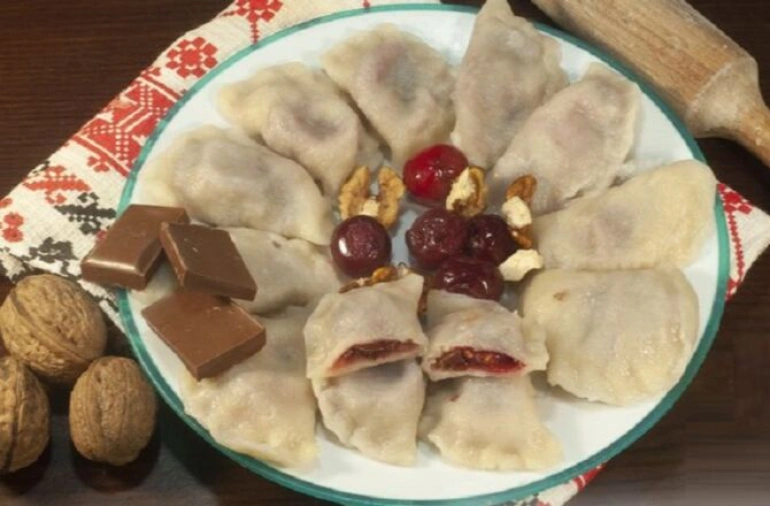 Вареники с вишнями, шоколадом и орешками