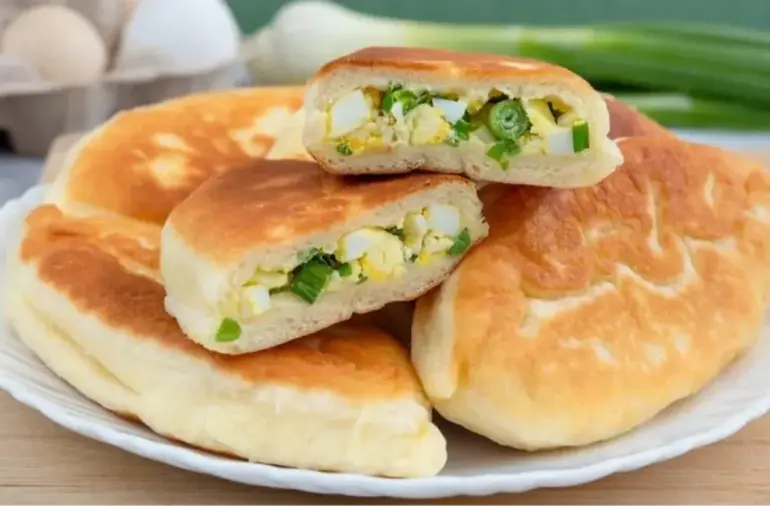 Жареные пирожки с зелёным луком и яйцом