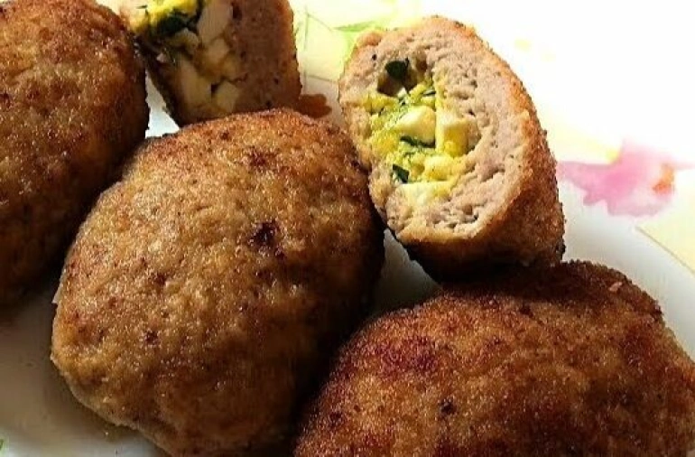 Мясные зразы с твёрдым сыром и отваренными яйцами
