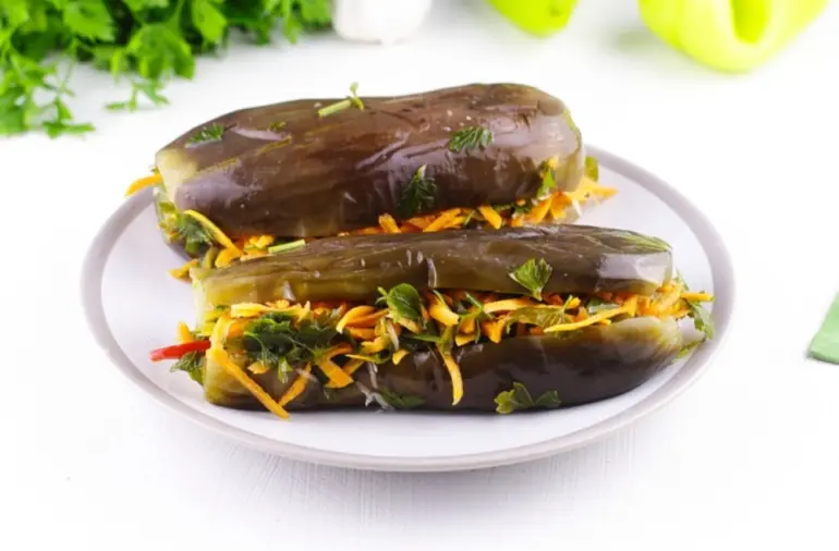 Квашеные баклажаны с чесноком и зеленью