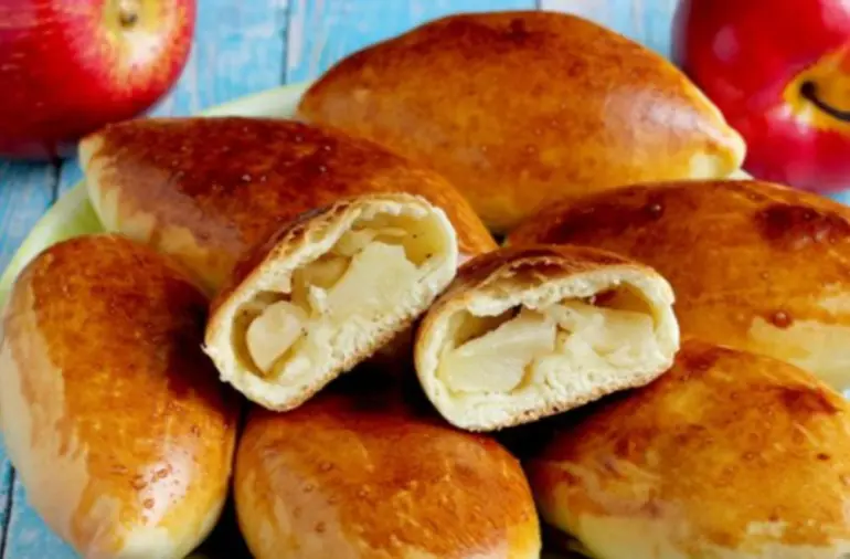 Печёные пирожки с яблоками