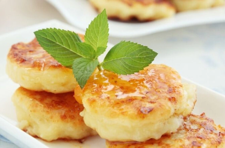 Сырники с изюмом и курагой