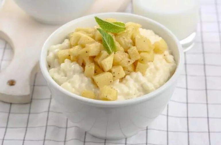 Молочная рисовая каша с яблоками
