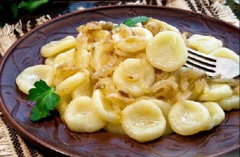 Картофельные клёцки (кнедлики) с жареным луком