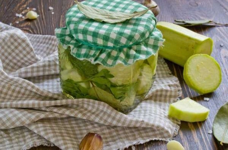 Кабачки с чесноком и зеленью