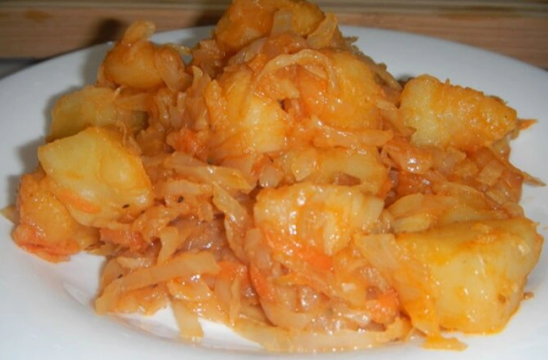 Овощное рагу с капустой и картофелем
