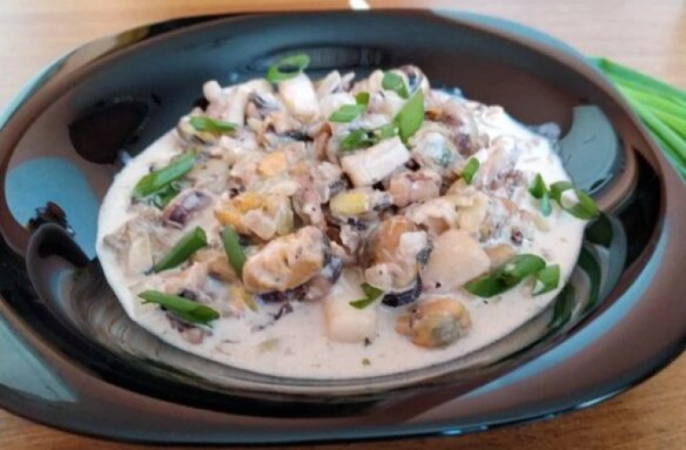 Морепродукты в сметанном соусе с луком и чесночком