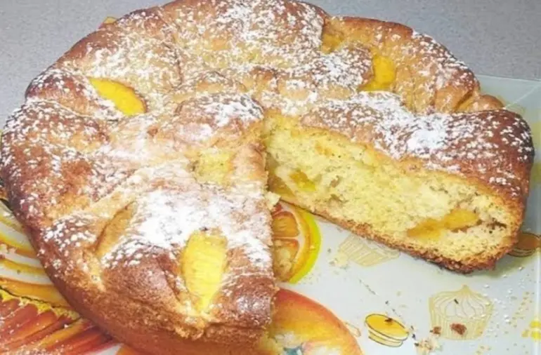 Шарлотка с персиками