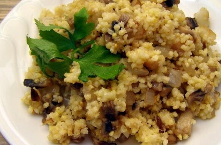 Пшенная каша с шампиньонами и луком (на сковороде)