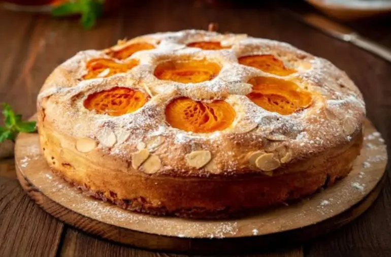 Шарлотка с абрикосами
