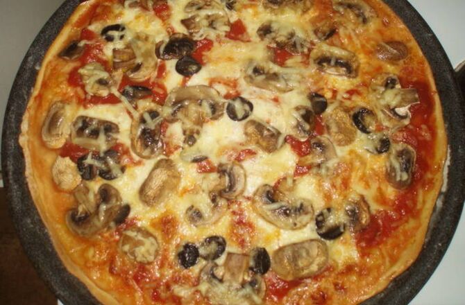 Пицца с грибами и колбасой на бездрожжевом тесте