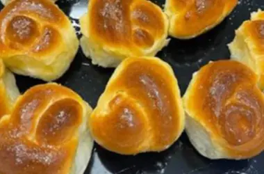 Сдобные булочки с сахаром