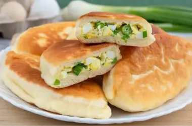 Жареные пирожки с зелёным луком и яйцом
