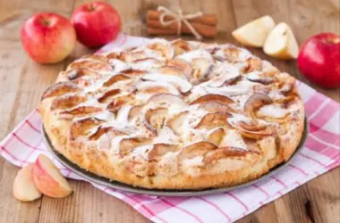 Шарлотка с яблоками и творогом