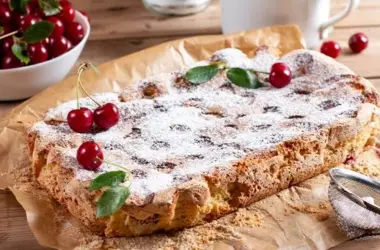 Шарлотка с вишней