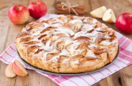 Шарлотка с яблоками и творогом